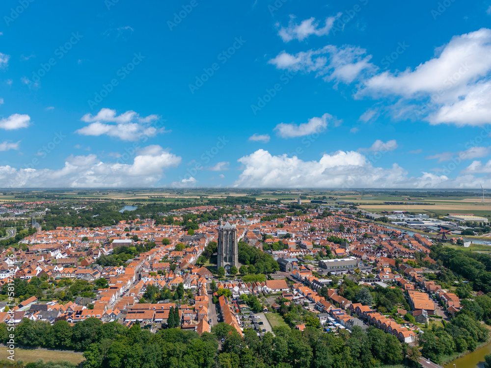 Luftaufnahme mit Blick auf die Stadt und den Sint Lievenstoren. Zierikzee in der Provinz Zeeland in den Niederlanden