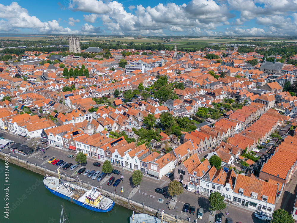 Luftaufnahme mit Blick auf die Stadt und den Sint Lievenstoren. Zierikzee in der Provinz Zeeland in den Niederlanden