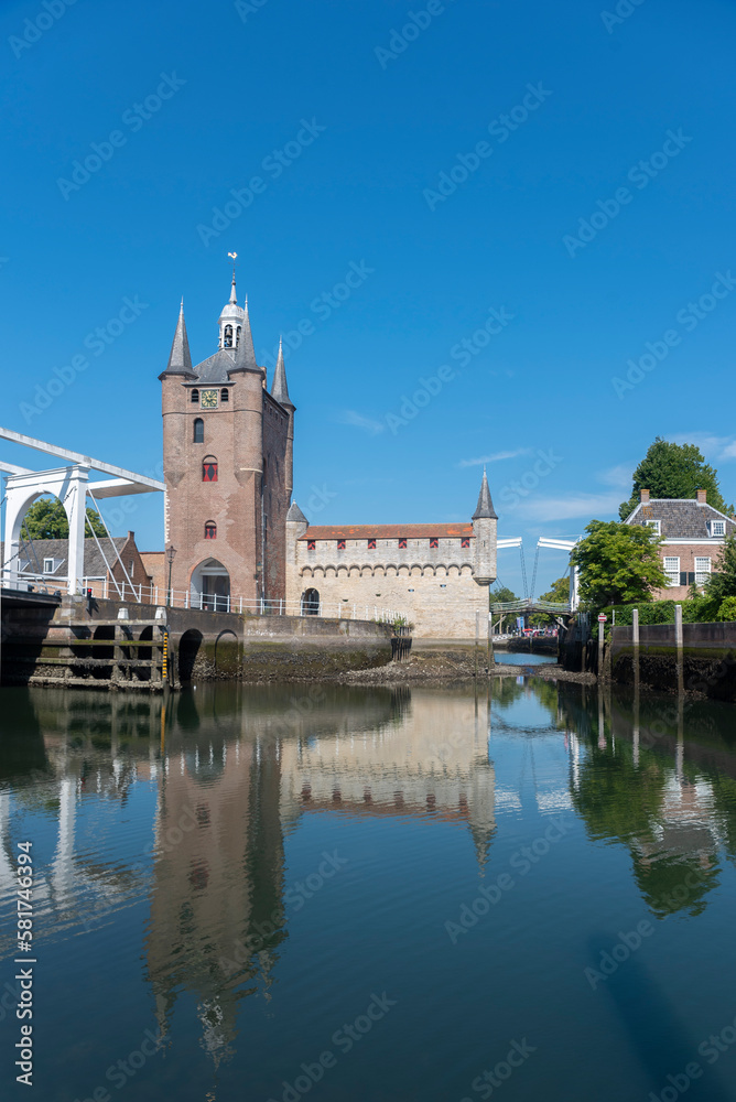 Ensemble mit Zuidhavenpoort in Zierikzee. Provinz Zeeland in den Niederlanden