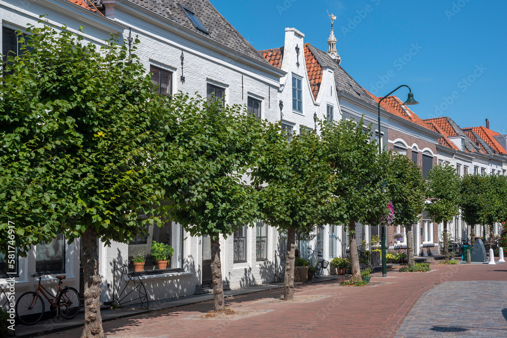 Historische Hausfassaden in der Poststraat in Zierikzee. Provinz Zeeland in den Niederlanden