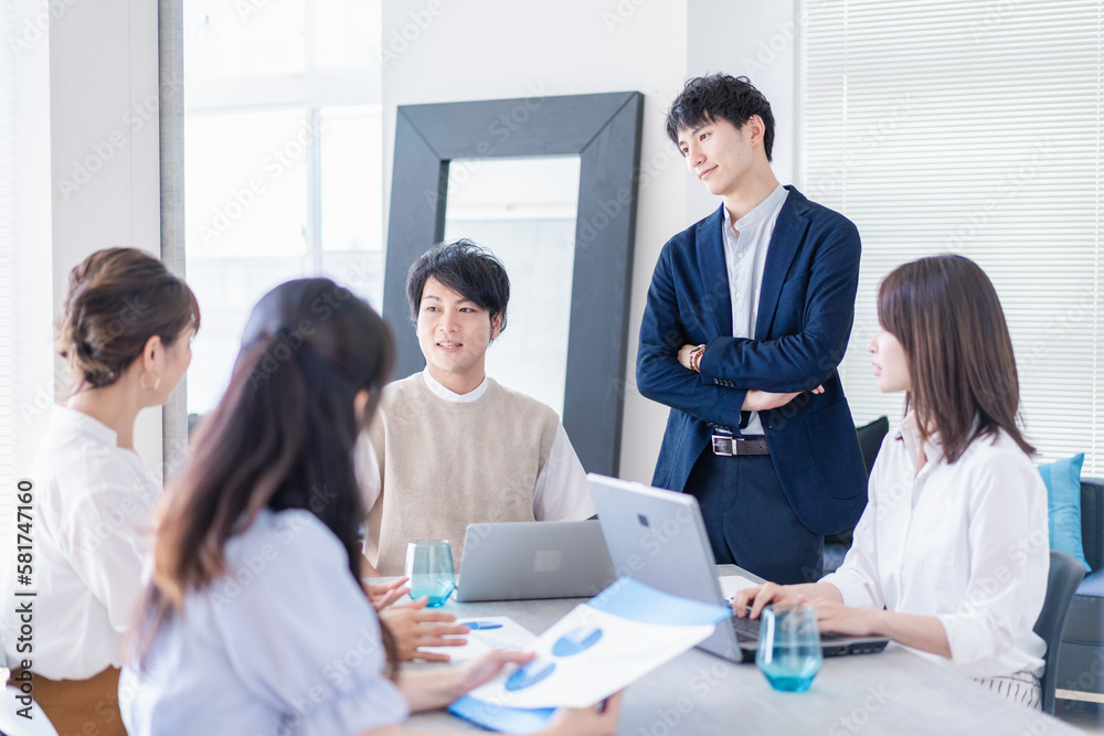 ベンチャー企業で働く若いオフィスワーカー ベンチャー企業で働く若いオフィスワーカー