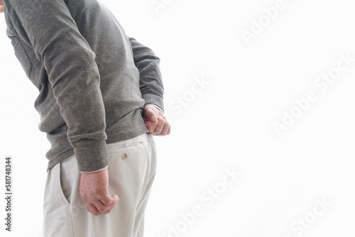 腰痛に苦しむシニア男性 © maroke