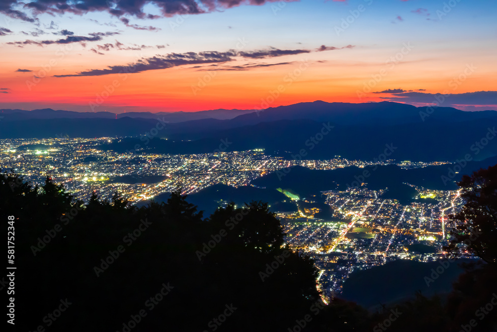 秋の京都・ケーブル比叡駅から見た、京都市街地の夜景と、夕暮れから夜に変わる空
