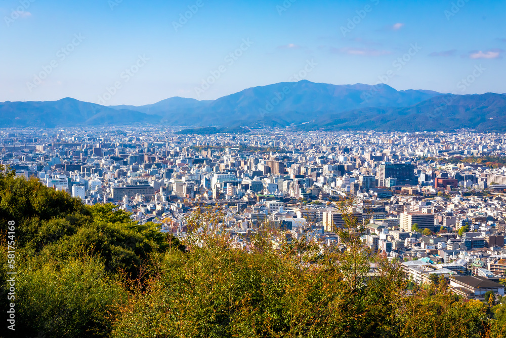 秋の京都・将軍塚青龍殿から見た、京都市街地の風景と快晴の青空