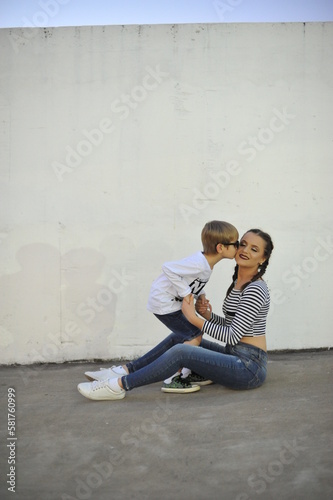 interação mãe e filho juntos 