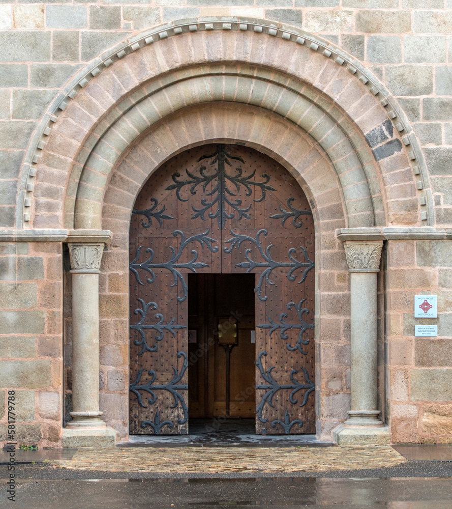 Porte d'entrée de l'abbatiale Saint-Austremoine d'Issoire, Puy-de-Dôme, France