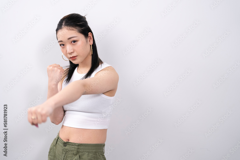 格闘技をする女性