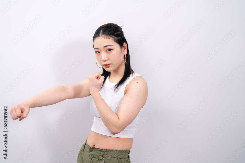 格闘技をする女性 格闘技をする女性