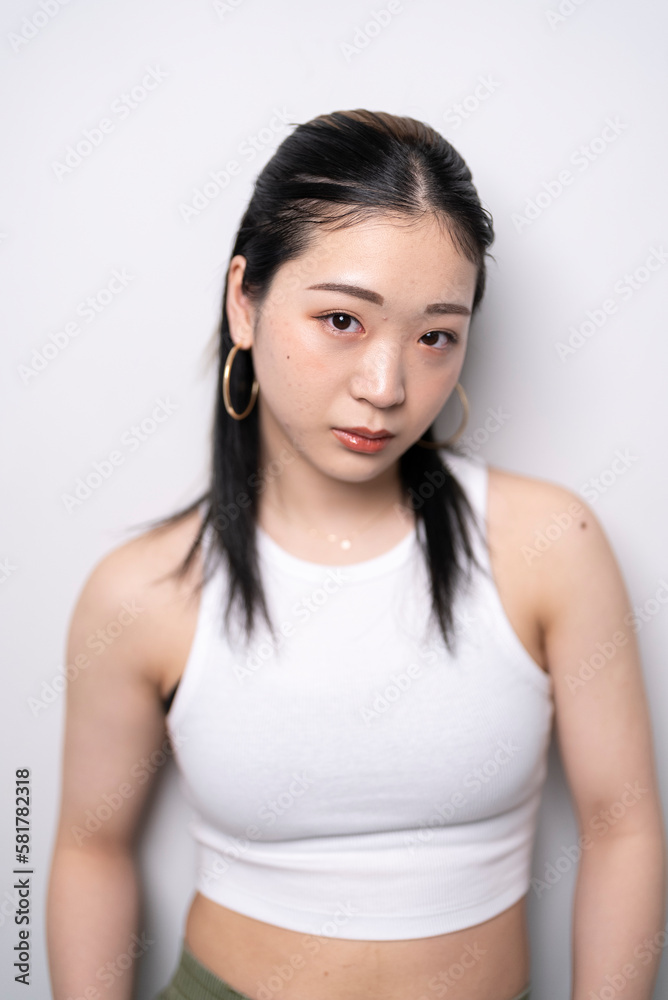 白いタンクトップの女性 白いタンクトップの女性