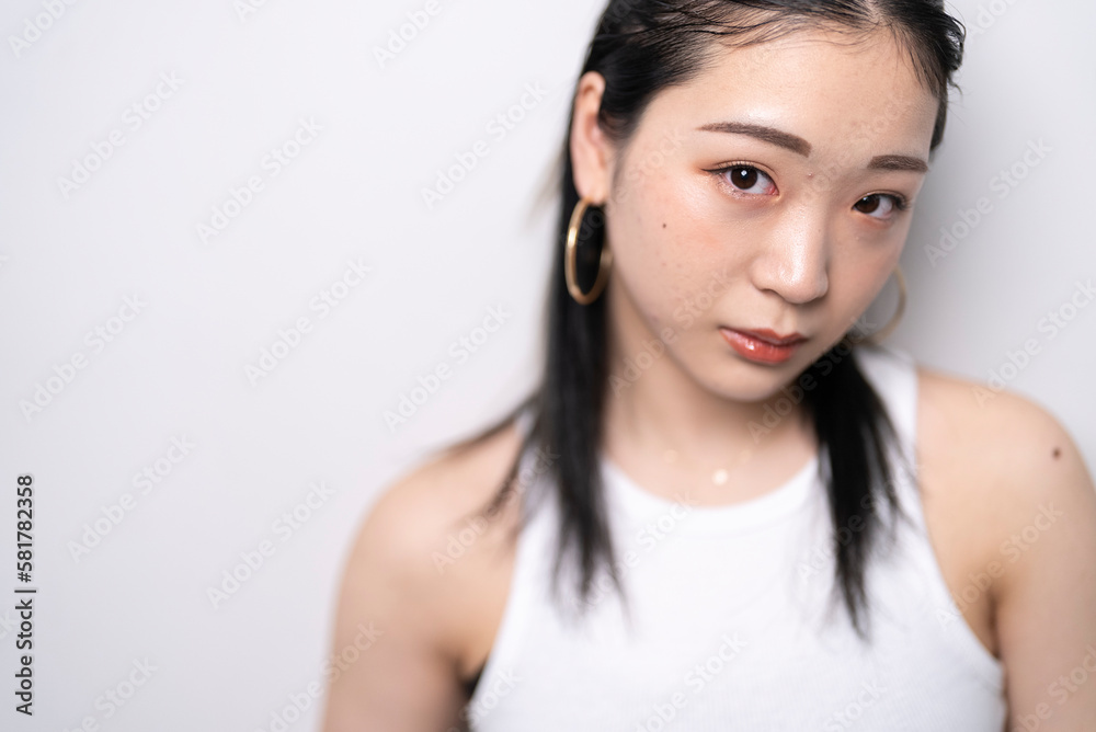 白いタンクトップの女性 白いタンクトップの女性