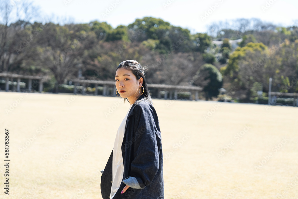 公園にいる女性