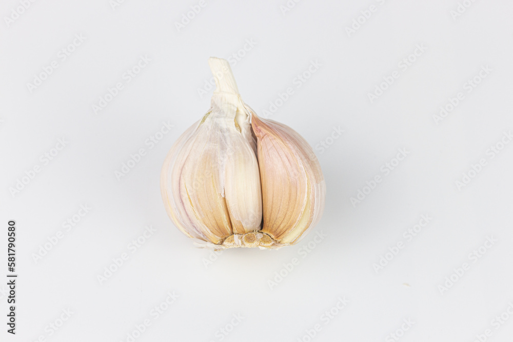 Obraz premium Garlic isolated on white background. Clipping path included in file.