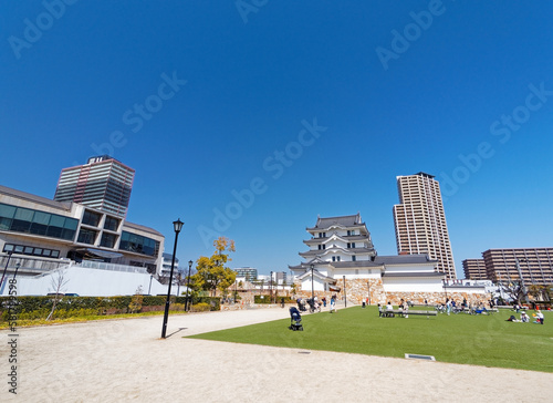 兵庫県尼崎市 快晴の尼崎城址公園と中央図書館