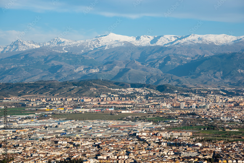 Vista de la ciudad de Granada con Sierra Nevada al fondo