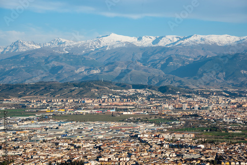 Vista de la ciudad de Granada con Sierra Nevada al fondo