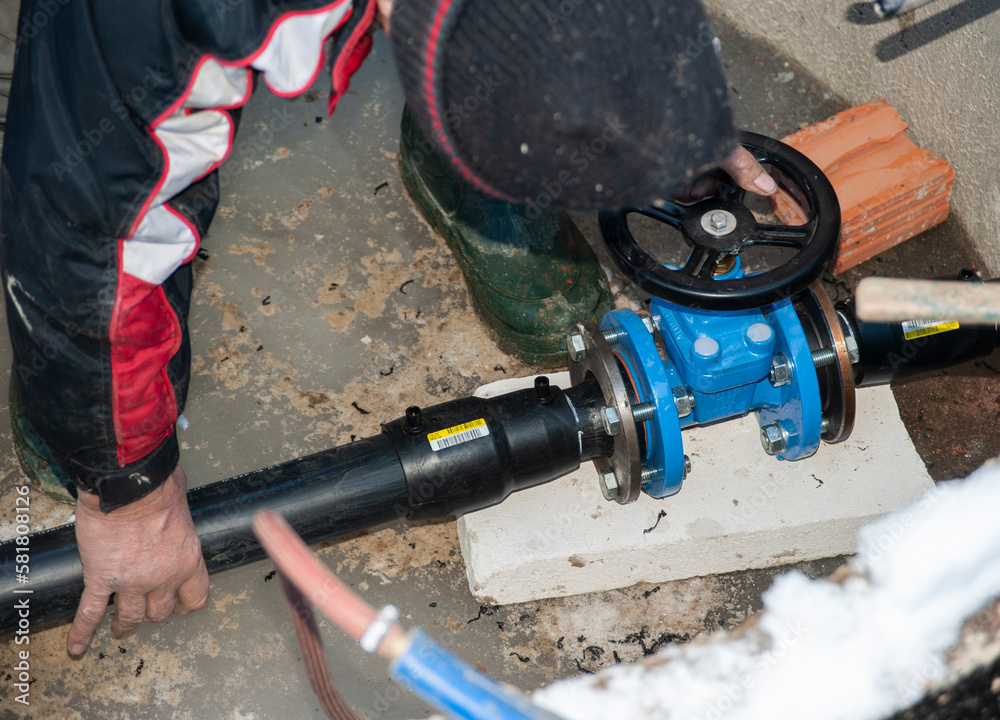 Connection of water pipes through the latch mechanism.