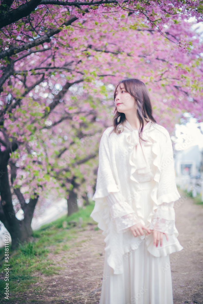 桜と女性 桜と女性