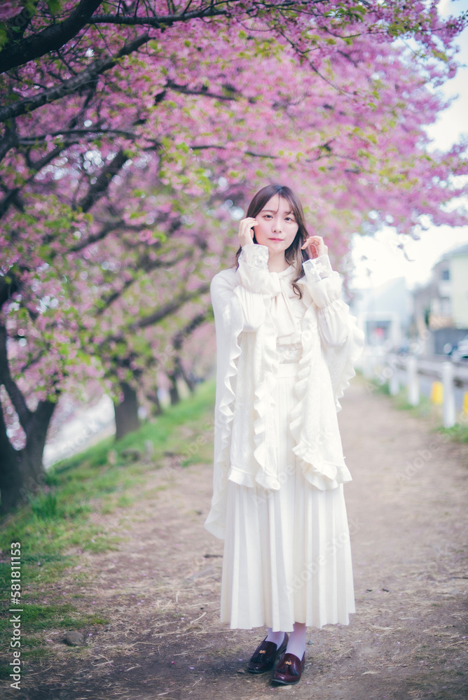 桜と女性 桜と女性