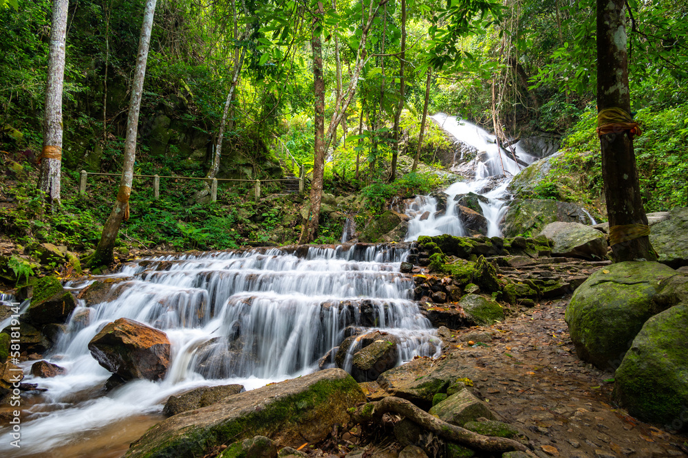 Obraz premium The waterfall near Mae Kampong village, Chiang Mai city, Thailand. Fresh flowing water stream in jungle. Thailand mountains.
