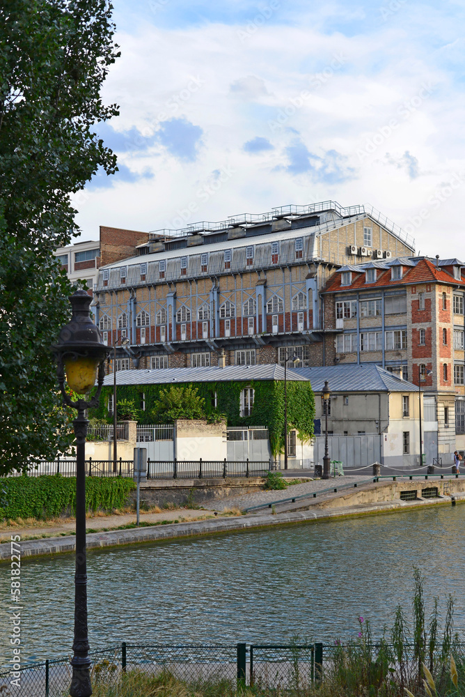 Immeubles le long du Canal Saint-Martin à Paris
