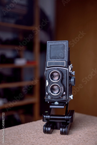 Wallpaper Mural Alte Rollfilm Kamera, Zweiäugig , Doppellinsen Aufklappsucher, im Studio Torontodigital.ca
