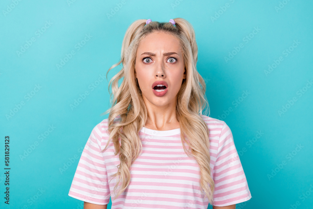Photo portrait of aggressive unhappy curly hair cute youngster lady speechless open mouth bad news isolated on aquamarine color background - obrazy, fototapety, plakaty 