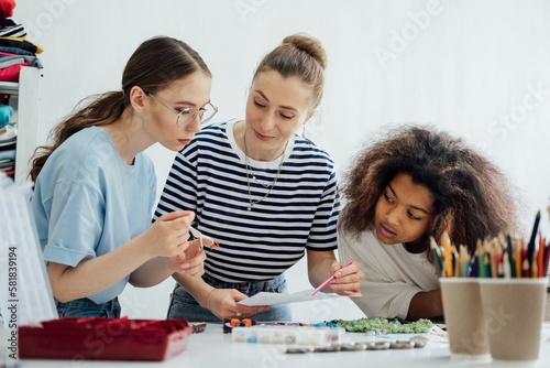 Craft Courses, Creative live workshops, offline and online classes. Art Craft workshops, classes, lessons and courses for kids adults. Female designer teaching students how to make jewelry