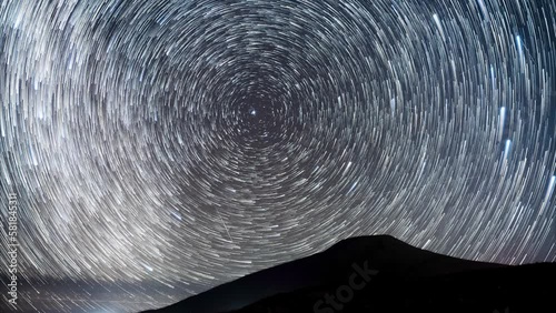 八丈富士の上を流れる星空の軌跡のタイムラプス　天の川　北斗七星　北極星　八丈富士