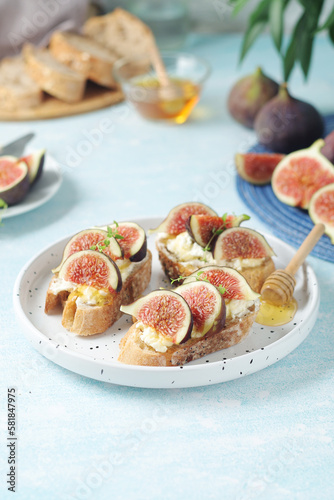 Sandwiches with cottage cheese, honey and figs