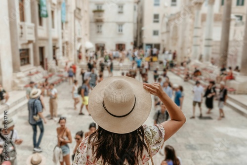 Fotografía Woman looking out over a square full of people at Diocletian's palace in Split,
