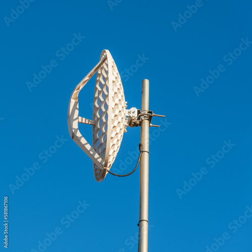 Vista de una antena mikrotik con el cielo de fondo photo