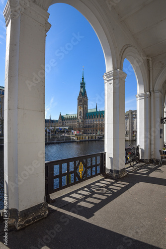 Alsterarkaden und Rathaus in Hamburg