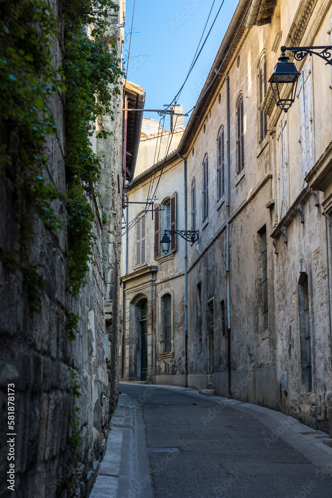 Rue ancienne et pittoresque du centre-ville d'Arles