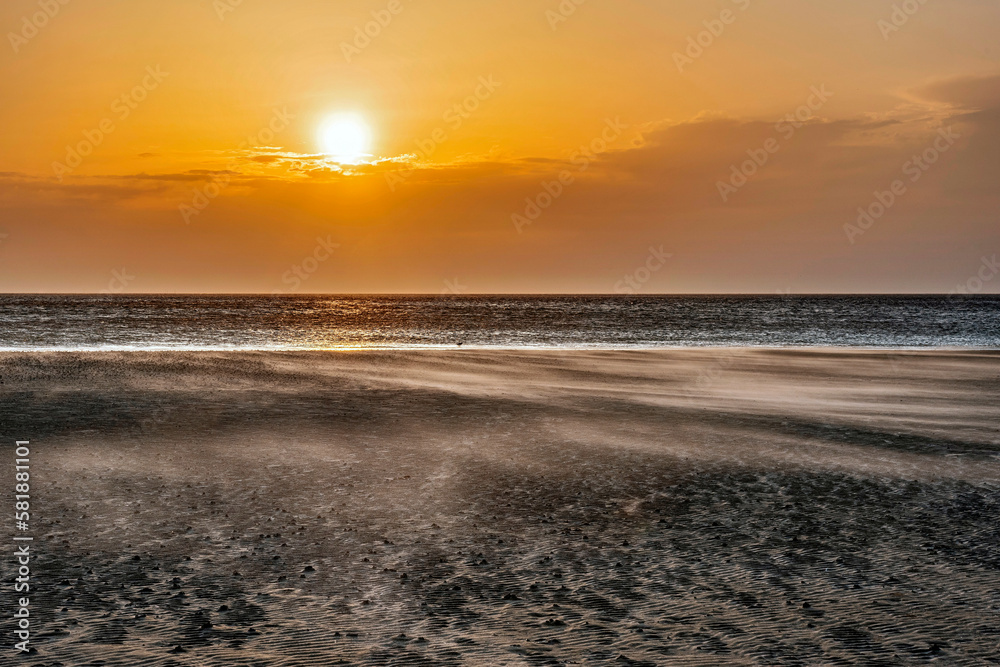 Sandverwehungen an der Küste der Nordfriesischen Insel Föhr im Sonnenuntergang