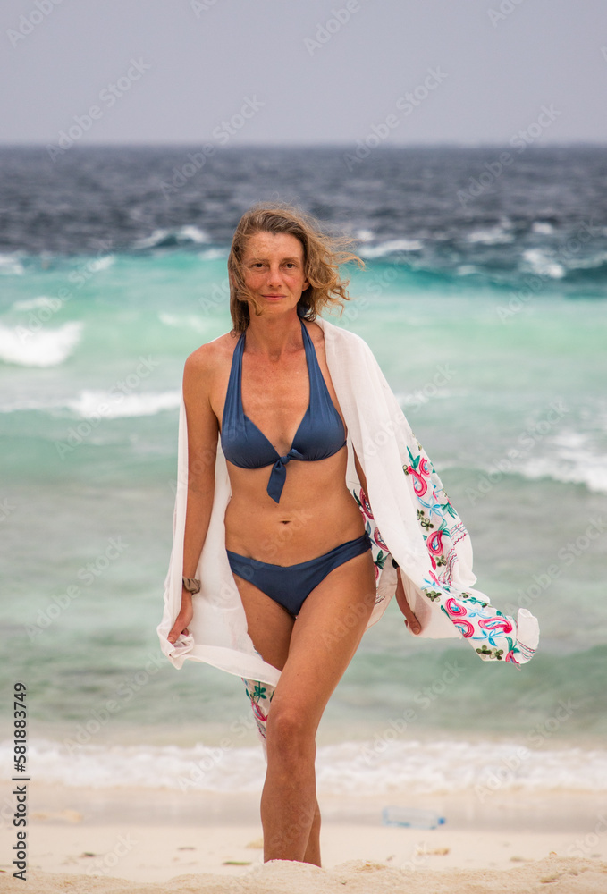 Fototapeta premium beautiful woman having fun on a tropical beach