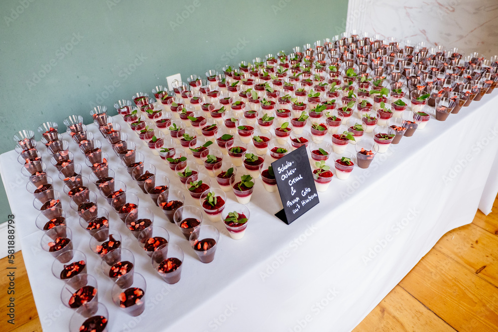 Volles Dessert Buffet mit Schokoladen Mousse und Panna Cotta mit ...