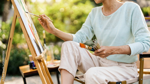 Foto Female artist painting art canvas drawing with inspiration in garden art therapy