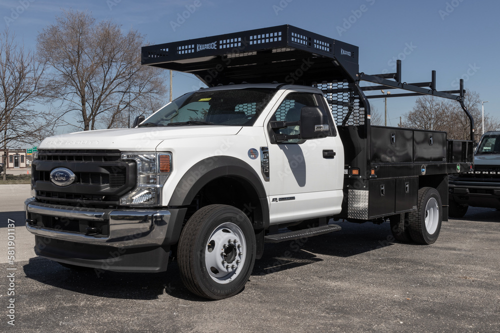 Ford F550 Regular Cab with Knapheide Over the Cab Rack display. Ford