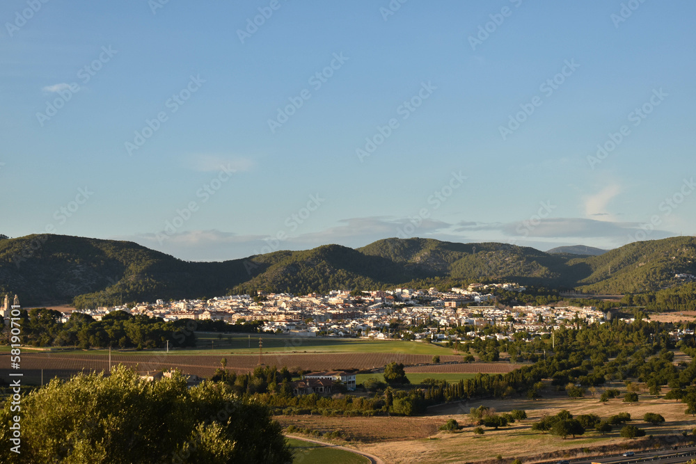 Sant Pere de Ribes con las montañas de fondo