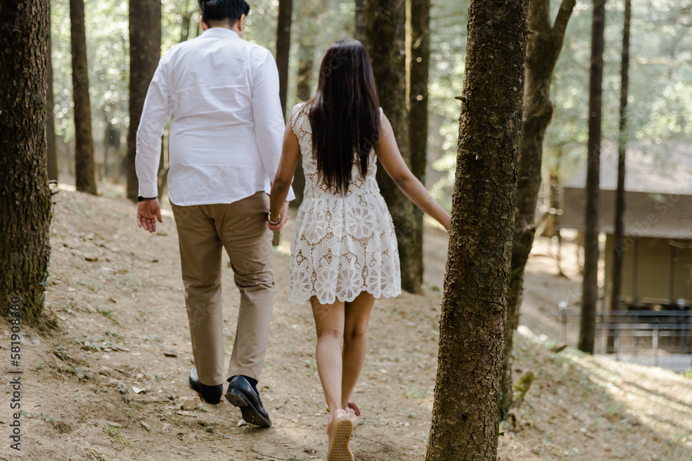Fototapeta premium couple walking in the park