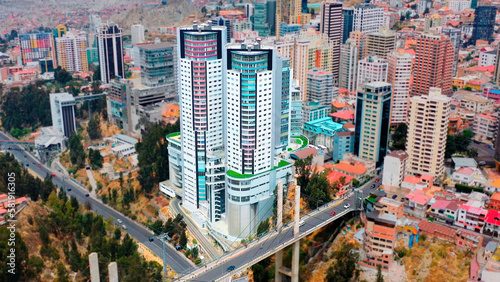 El Condominio Torres Del Poeta es la contrucción más grande de Bolivia, cuenta con 4 torres, 2 torres empresariales y 2 torres de departamentos.