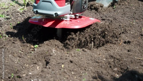 Wallpaper Mural 土を柔らかくする耕運機のイメージ風景 Torontodigital.ca