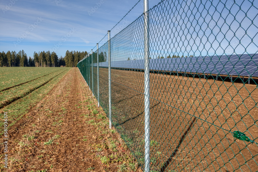 More and more fences from solar parks cut through our landscape. This locks out wildlife and restricts their natural movements and habitats, which can lead to a reduction in biodiversity. More and more fences from solar parks cut through our landscape. This locks out wildlife and restricts their natural movements and habitats, which can lead to a reduction in biodiversity.