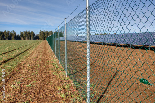 More and more fences from solar parks cut through our landscape. This locks out wildlife and restricts their natural movements and habitats, which can lead to a reduction in biodiversity.