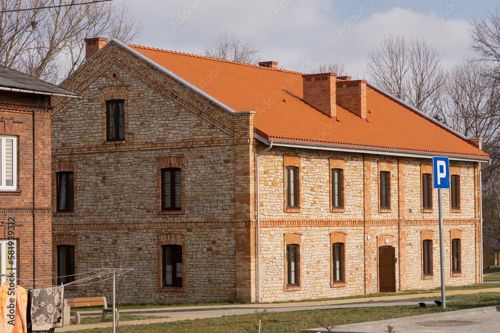 Stary , zabytkowy dom wymurowany z kamienia w dawnej dzielnicy przemysłowej . Historyczny zabytek architektury niedawno poddany renowacji . Stary , zabytkowy dom wymurowany z kamienia w dawnej dzielnicy przemysłowej . Historyczny zabytek architektury niedawno poddany renowacji .