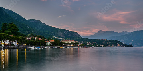 Wundervoller Blick auf Lenno am Comer See bei romantischem Abendlicht photo