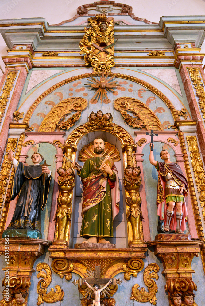 Innenansicht der Kirche Santa Maria do Castelo in Tavira, Algarve (Portugal)