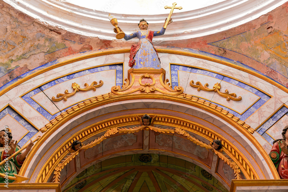 Obraz premium Innenansicht der Kirche Santa Maria do Castelo in Tavira, Algarve (Portugal)