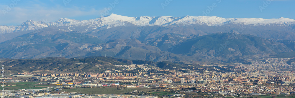 Vista panorámica   de la ciudad de Granada con Sierra Nevada al fondo