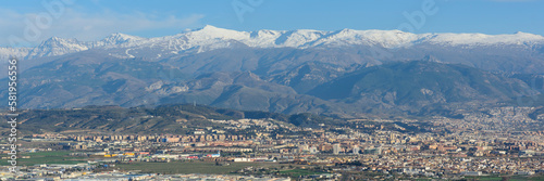 Vista panorámica de la ciudad de Granada con Sierra Nevada al fondo